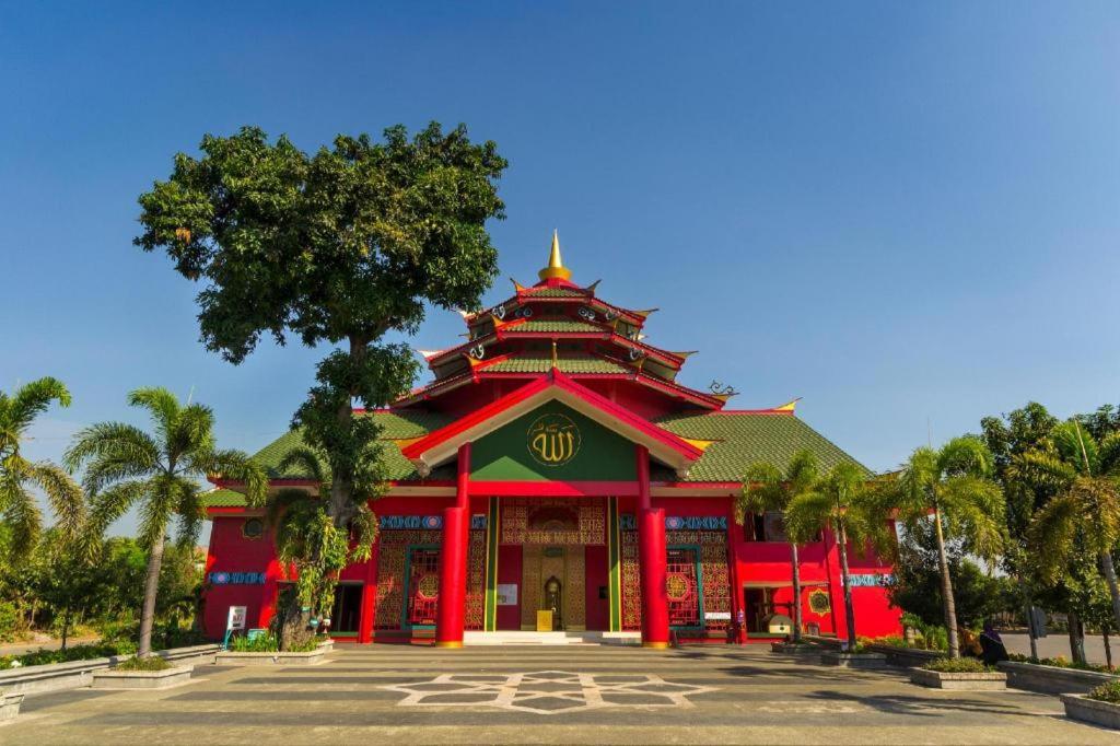 Oyo 235 Maumu Hotel & Lounge Surabaya Kültér fotó