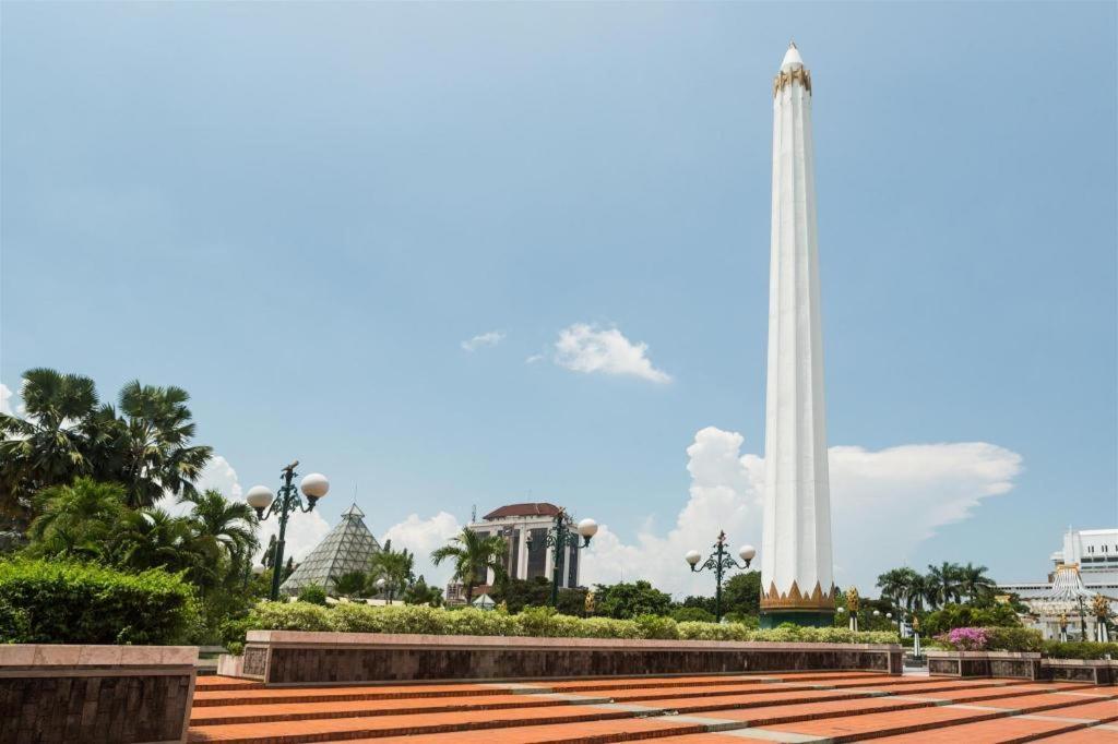 Oyo 235 Maumu Hotel & Lounge Surabaya Kültér fotó