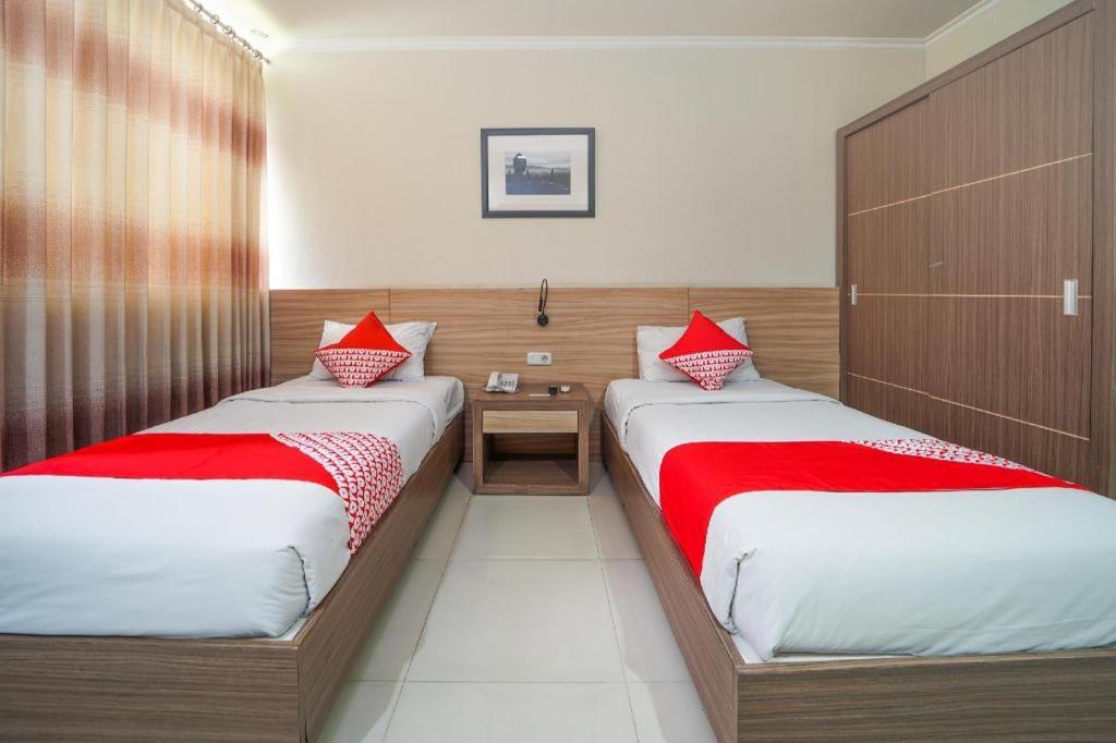 Oyo 235 Maumu Hotel & Lounge Surabaya Kültér fotó