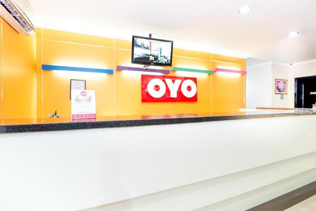 Oyo 235 Maumu Hotel & Lounge Surabaya Kültér fotó