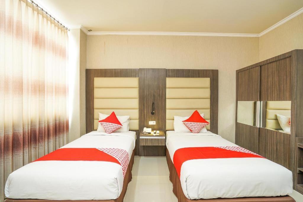 Oyo 235 Maumu Hotel & Lounge Surabaya Kültér fotó