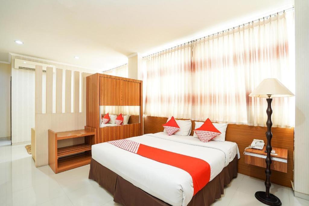 Oyo 235 Maumu Hotel & Lounge Surabaya Kültér fotó
