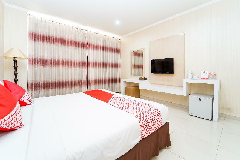 Oyo 235 Maumu Hotel & Lounge Surabaya Kültér fotó
